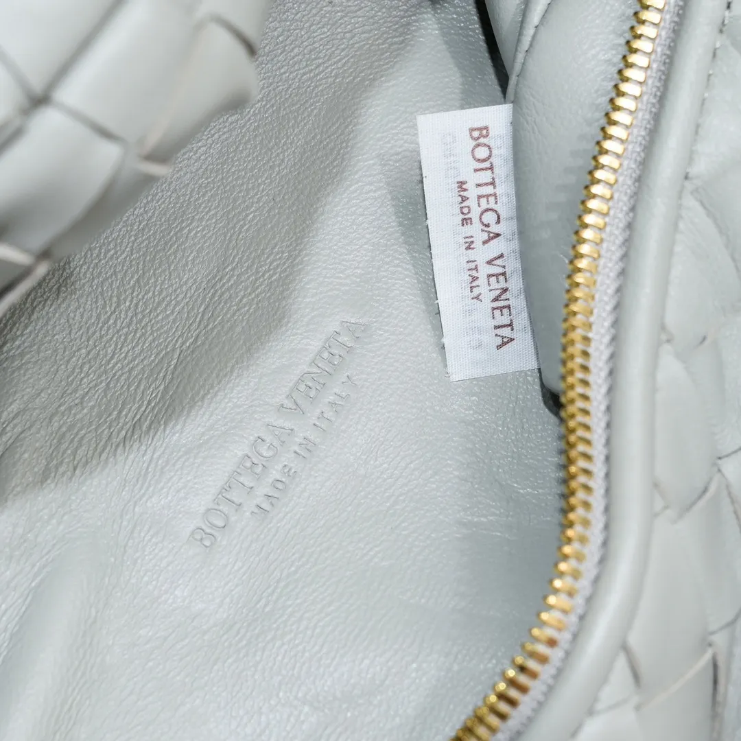 Batch 1460 BV Bottega Veneta's new medium-sized JODIE handbag BV bag for women 🔥The new method is to round the corners on the original basis, and knot the round hobo bag with classic woven leather. The most iconic triangular pull-out design is made of sheepskin hanging soft shape, which is super suitable for concave shapes~Jodie feels really gentle to people. It is definitely the best item for daily matching, unchanged weaving, new elements twist, versatile, and the new favorite of street style Internet celebrities! Size: 36*21*13 Model: 6697